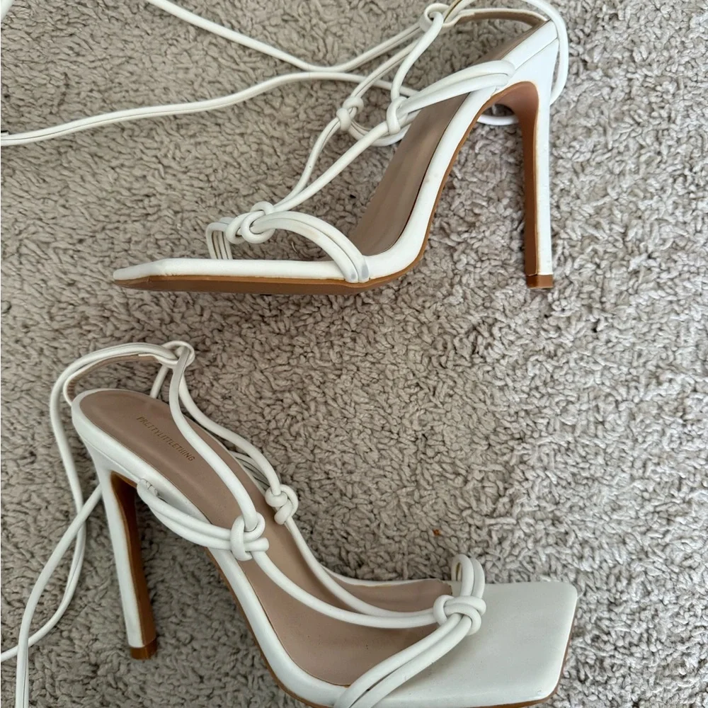 PrettyLittleThing White Square Front Knot Detail Heels - Picture 2 of 8